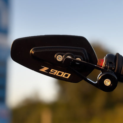 Espejo bar end CNC con logo Z900 montado en el manillar de nuestra Kawasaki Z900