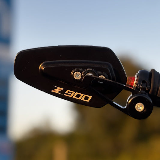 Espejo bar end CNC con logo Z900 montado en el manillar de nuestra Kawasaki Z900