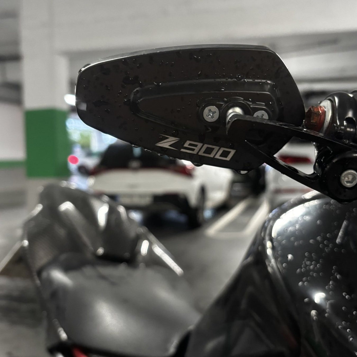 Espejo de manillar CNC en la Kawasaki Z900 de Z900 Build, vista desde el asiento