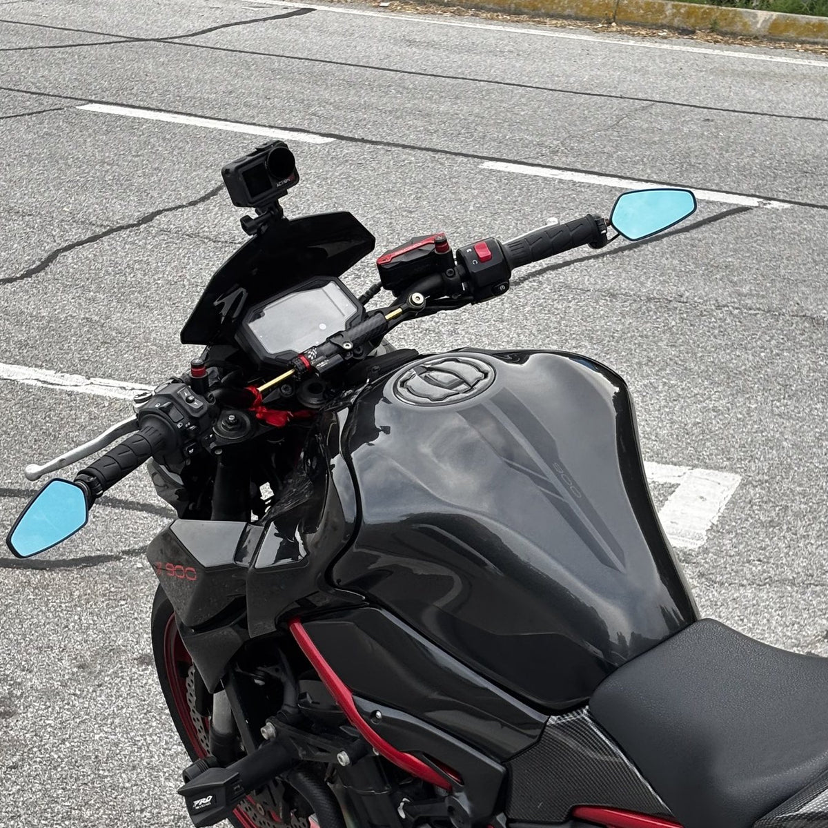 Kawasaki Z900 con los espejos de manillar CNC montados, vista general