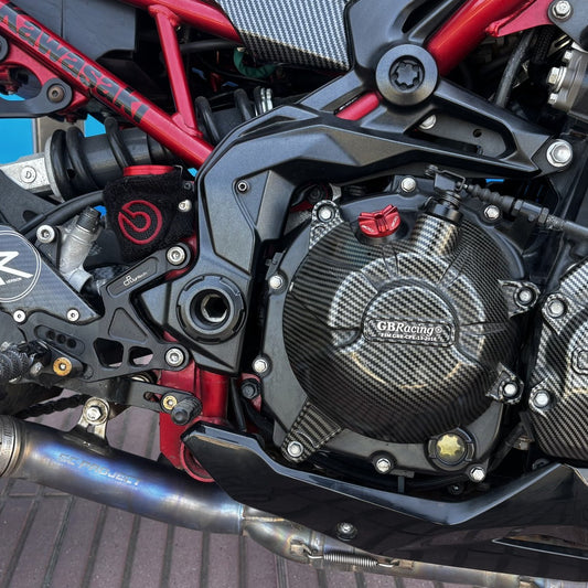 Tapas protectoras de motor montadas en nuestra Kawasaki Z900, lado del embrague