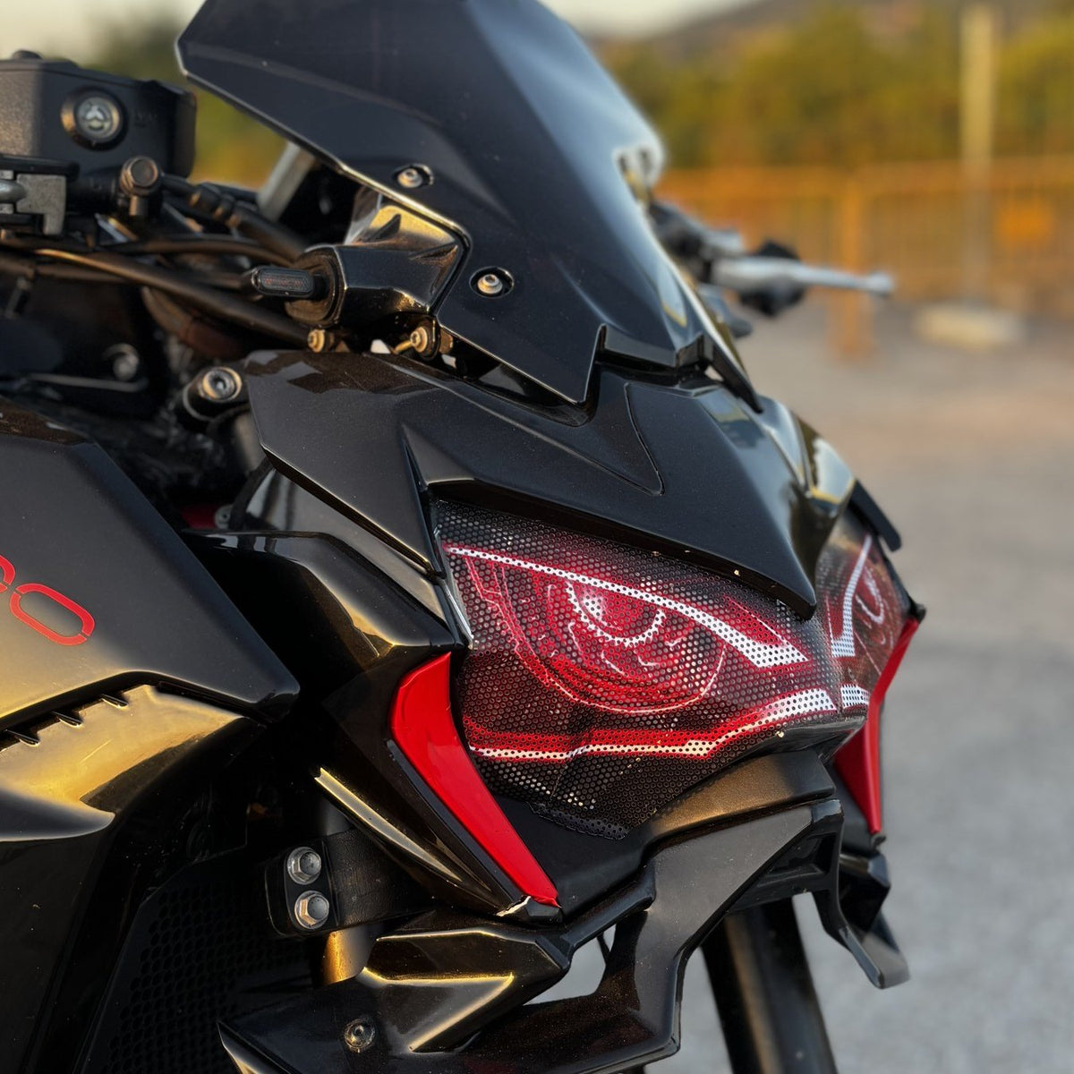 Kit Frontal montado en nuestra Kawasaki Z900 2020-2024: alerón delantero y vinilo de ojos rojo en el faro LED