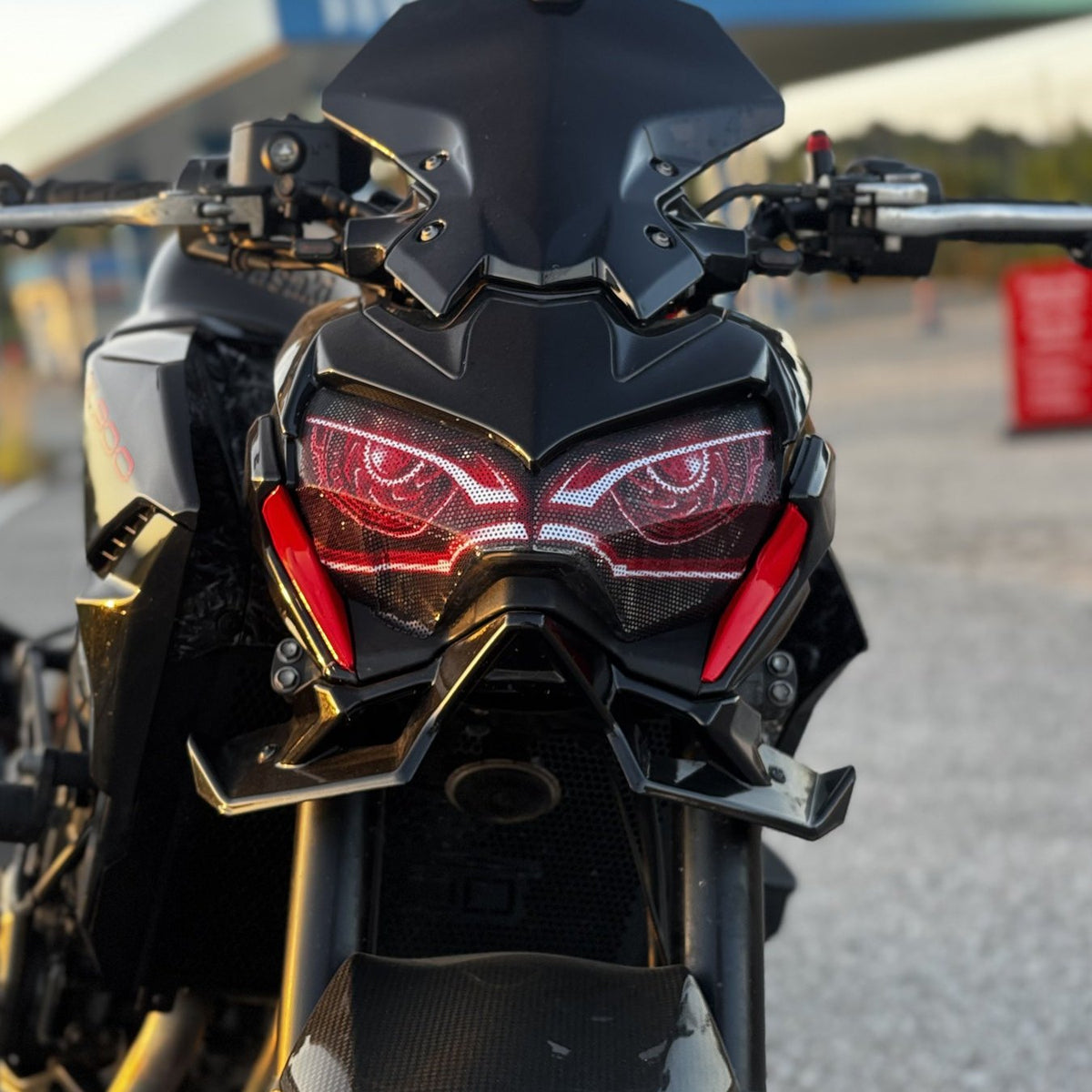 Kawasaki Z900 2020-2024 de frente con vinilo de ojos rojo en el faro