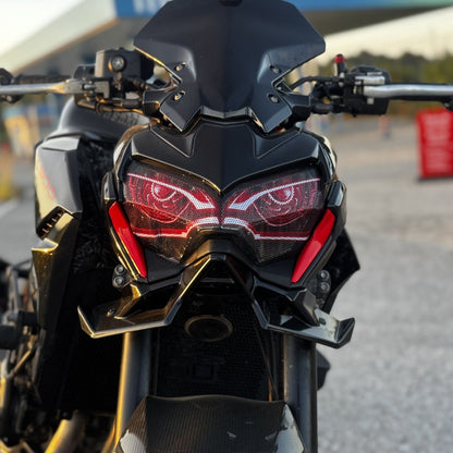 Kawasaki Z900 2020-2024 de frente con vinilo de ojos rojo en el faro