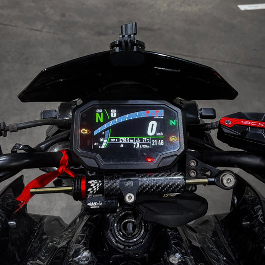 Pantalla TFT encendida de una Kawasaki Z900 2020-2024 con el protector de pantalla puesto