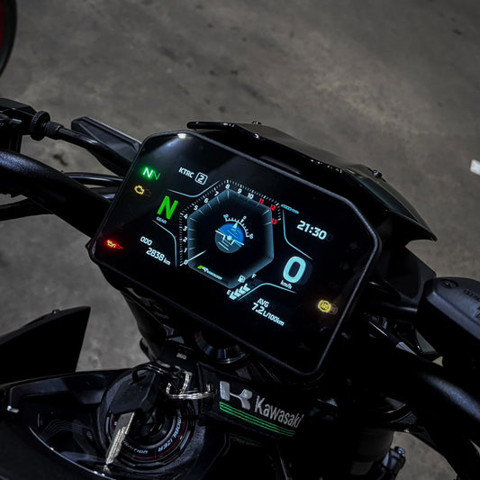Pantalla TFT de la Kawasaki Z900 2025-2026 encendida