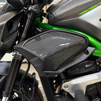 Tapas laterales de radiador acabado carbono montadas en una Kawasaki Z900 2025