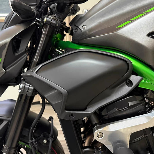 Tapas laterales de radiador negro mate montadas en una Kawasaki Z900 2025