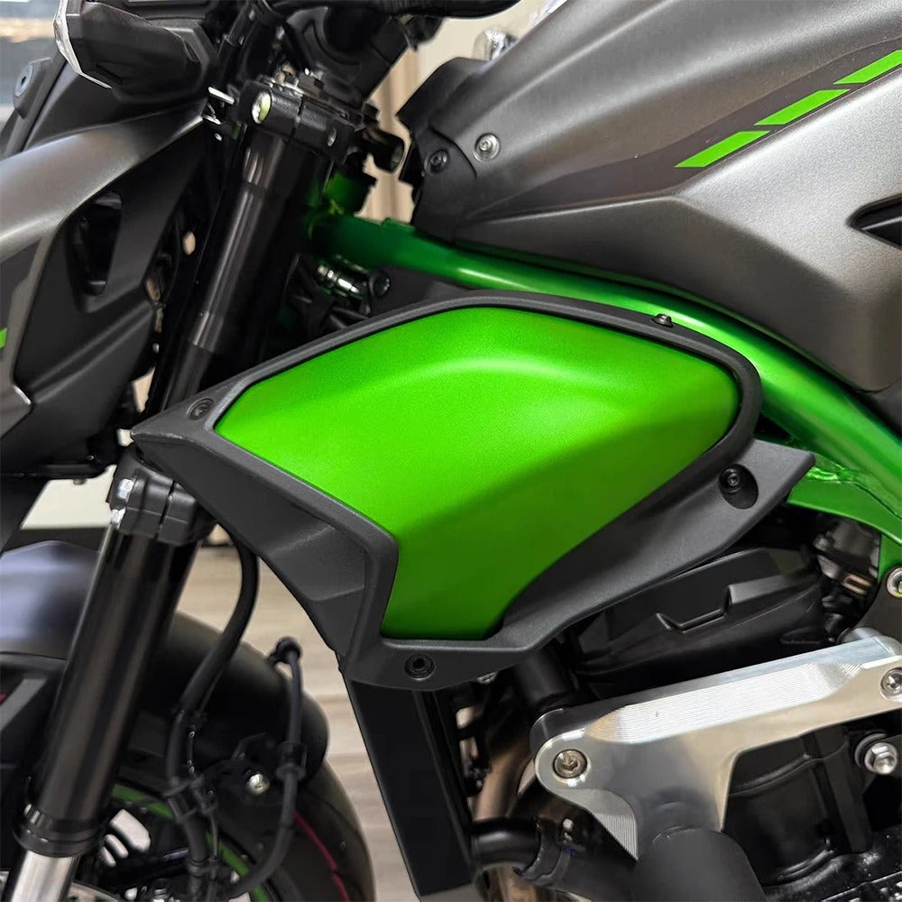 Tapas laterales de radiador verdes montadas en una Kawasaki Z900 2025