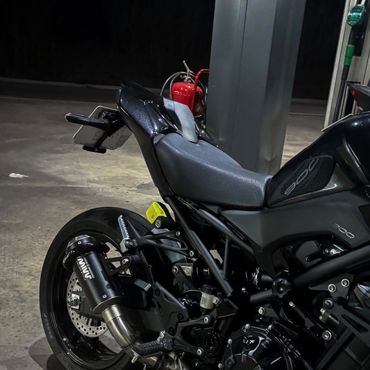 Portamatrículas corto montado en una Kawasaki Z900 2026, vista lateral de la trasera