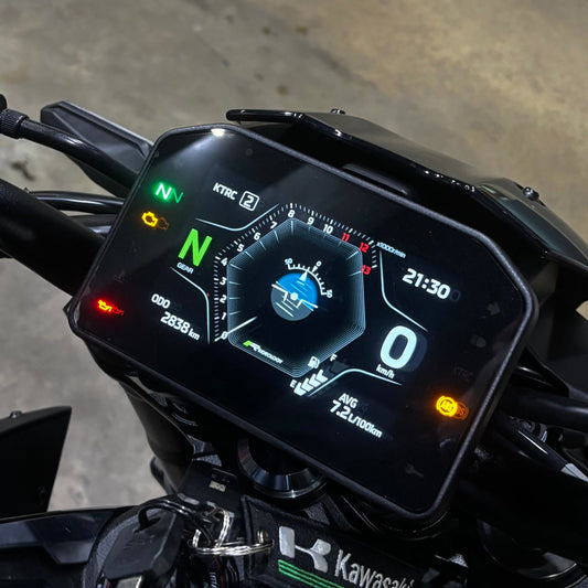 Pantalla TFT de la Kawasaki Z900 2025-2026 encendida
