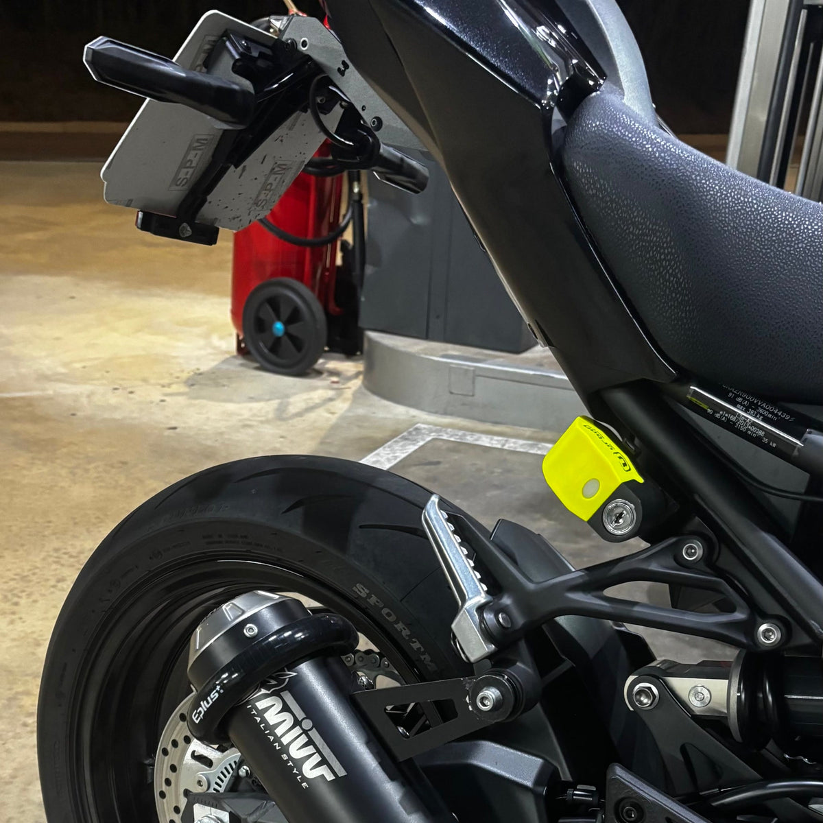 Detalle del portamatrículas corto con intermitentes originales en una Kawasaki Z900 2026