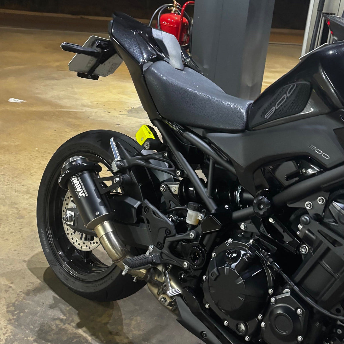 Kit Trasera Limpia (2025-26): portamatrículas corto montado en una Kawasaki Z900 2026, vista lateral de la trasera