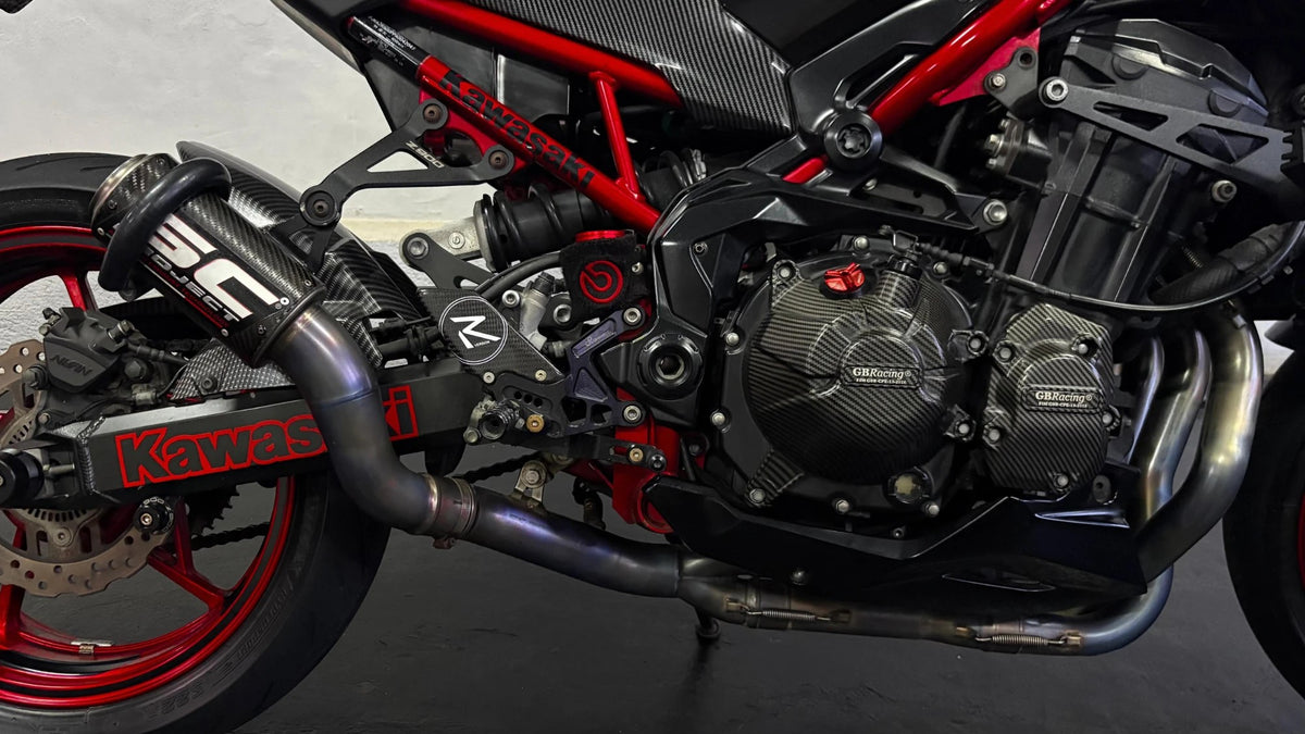 Side view of the Kawasaki Z900 with carbon exhaust, carbon engine covers and red frame