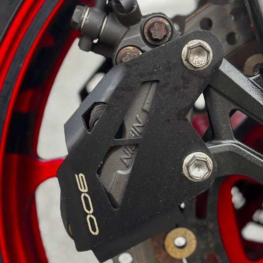 Protector CNC de pinza de freno delantero montado en una Kawasaki Z900